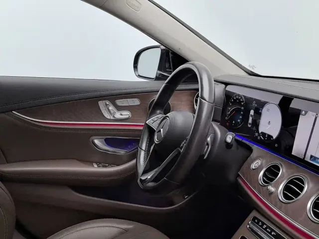 Mercedes-Benz E-Class — Фото автомобиля 22