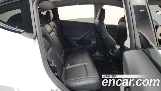 Tesla Model Y — Фото автомобиля 11