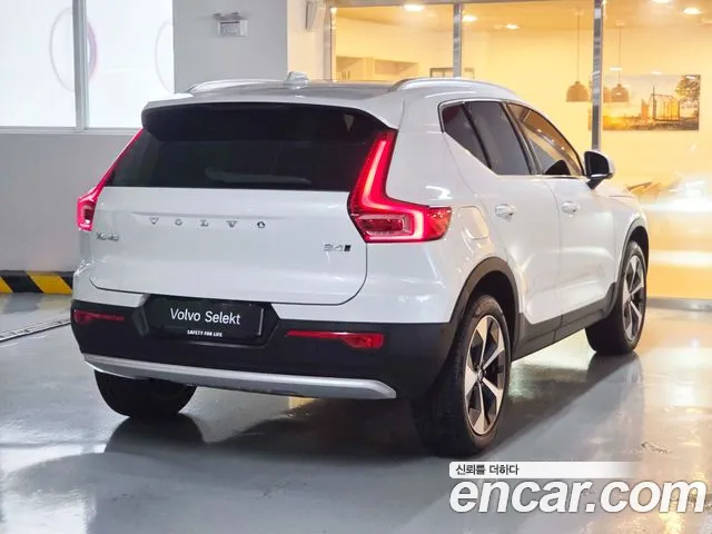 Volvo XC40 — Фото автомобиля 2
