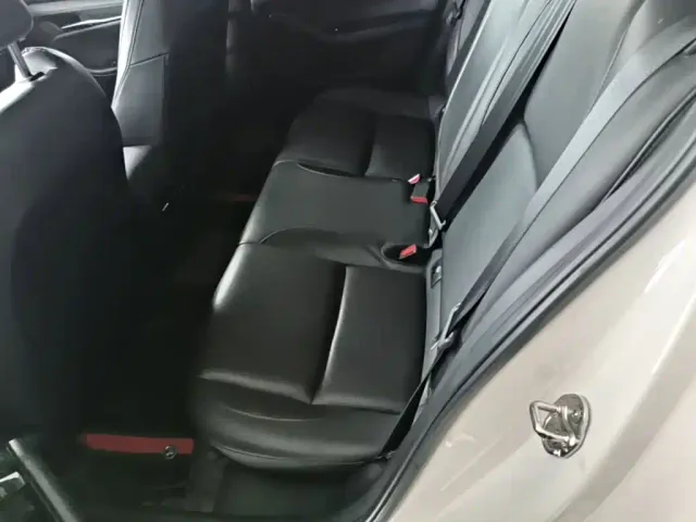 Mazda Axela — Фото автомобиля 16