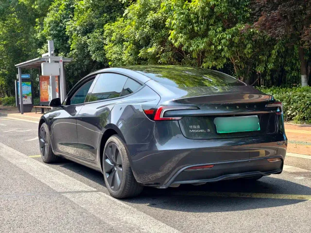 Tesla Model 3 — Фото автомобиля 5
