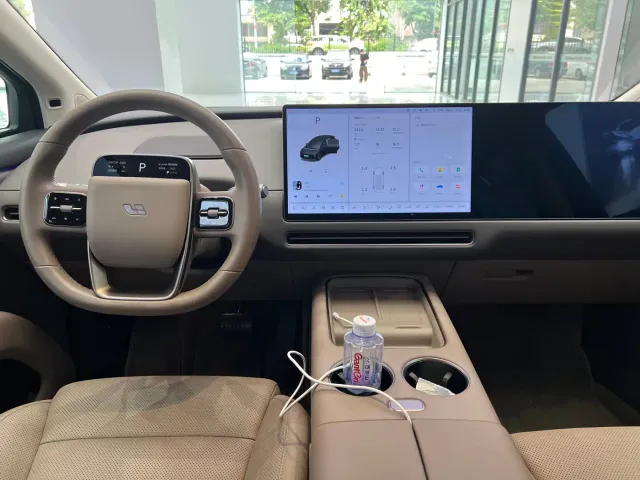 Li Auto i8 — Фото автомобиля 6
