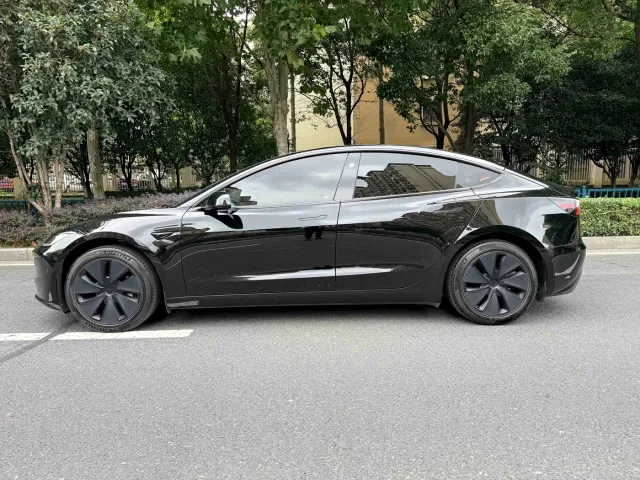 Tesla Model 3 — Фото автомобиля 5