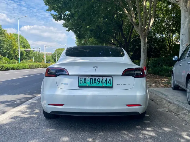 Tesla Model 3 — Фото автомобиля 3
