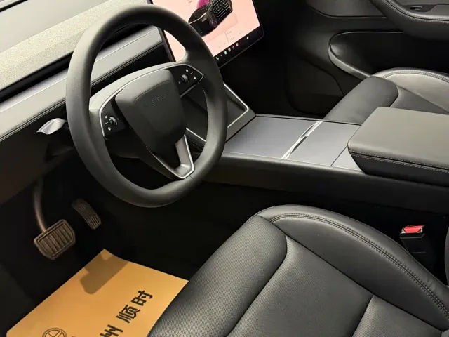Tesla Model Y — Фото автомобиля 9