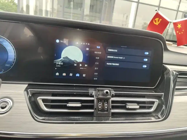 Hongqi HS5 — Фото автомобиля 12