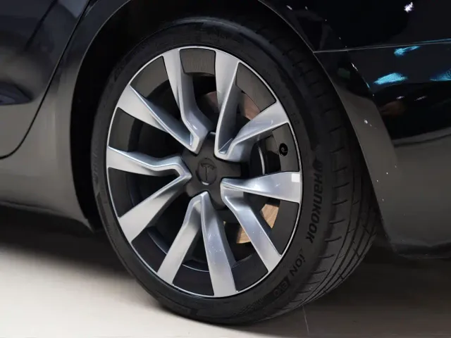 Tesla Model 3 — Фото автомобиля 19