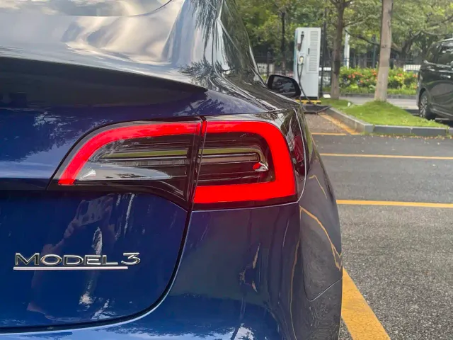 Tesla Model 3 — Фото автомобиля 11