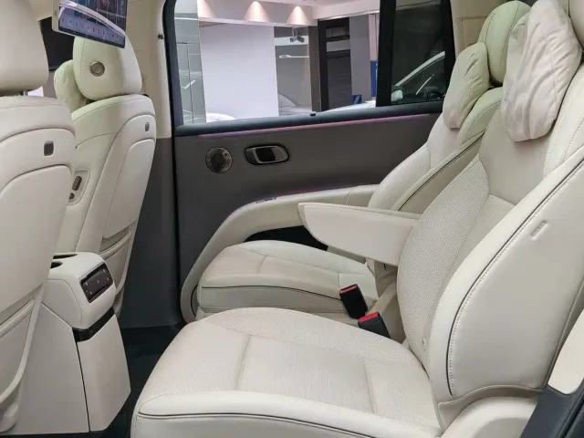 Li Auto i8 — Фото автомобиля 13