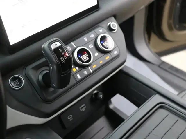 Land Rover Defender — Фото автомобиля 21
