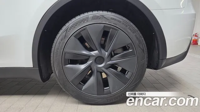 Tesla Model Y — Фото автомобиля 17