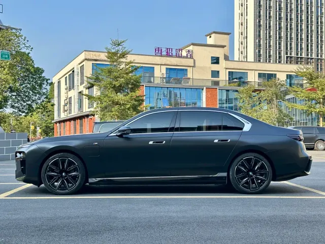 BMW i7 — Фото автомобиля 5