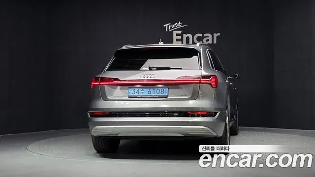 Audi e-tron — Фото автомобиля 4