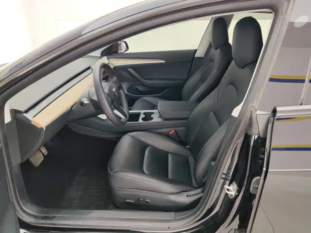 Tesla Model 3 — Фото автомобиля 9