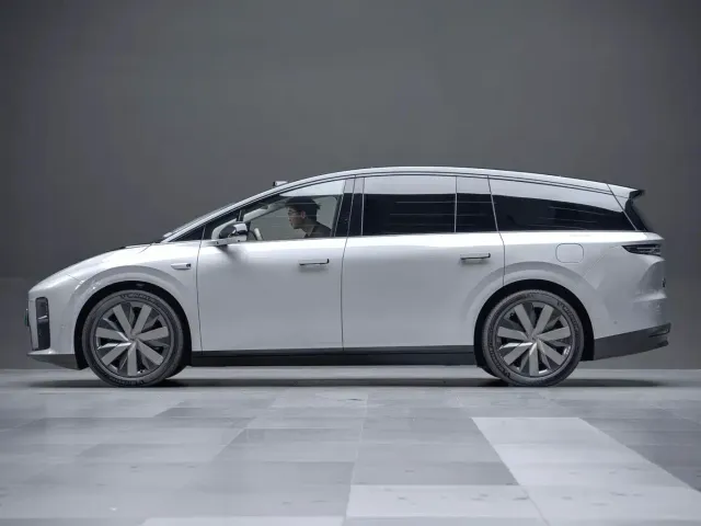 Li Auto i8 — Фото автомобиля 20