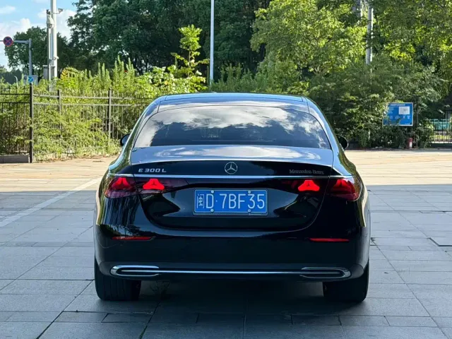 Mercedes-Benz E-Class — Фото автомобиля 3