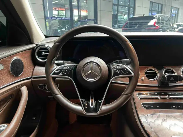 Mercedes-Benz E-Class — Фото автомобиля 19