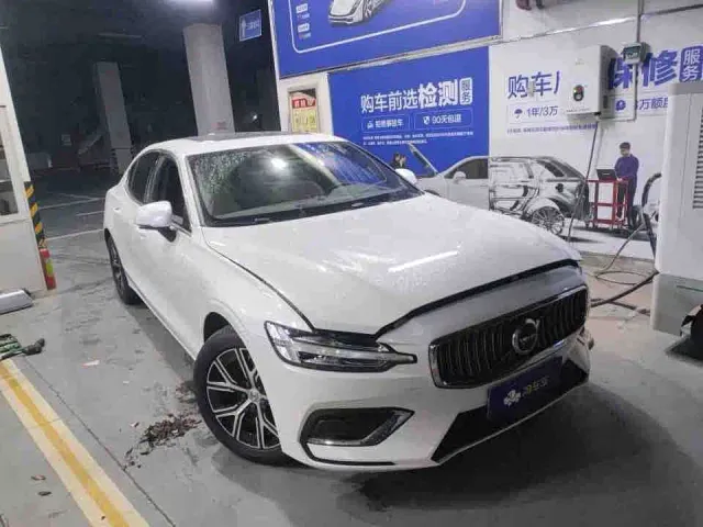 Volvo S60 — Фото автомобиля 6