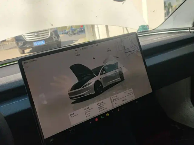 Tesla Model 3 — Фото автомобиля 9