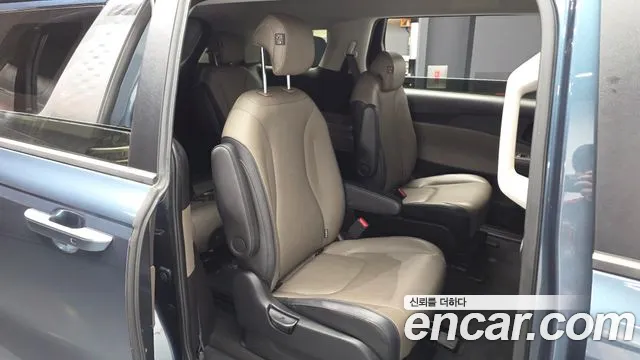 Kia Carnival Generation 4 — Фото автомобиля 12