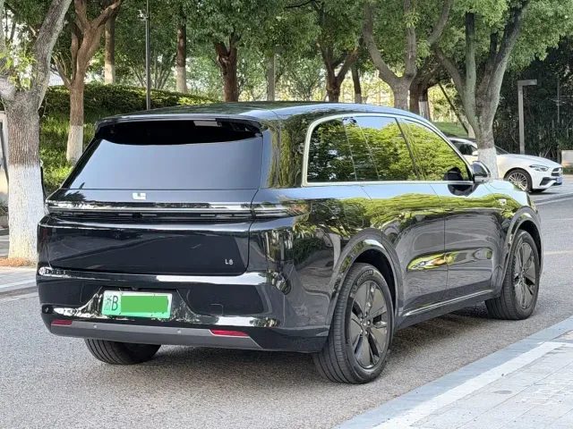 Li Auto L8 — Фото автомобиля 12