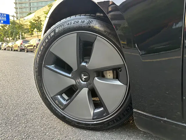 Tesla Model 3 — Фото автомобиля 16