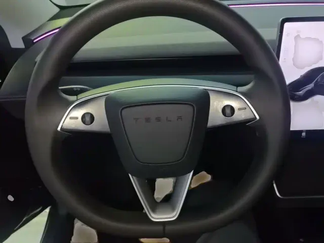 Tesla Model Y — Фото автомобиля 10