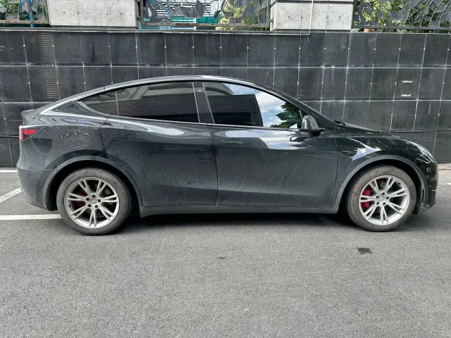 Tesla Model Y — Фото автомобиля 6