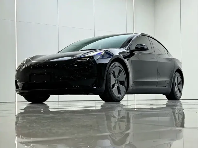 Tesla Model 3 — Фото автомобиля 2