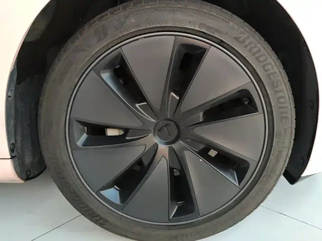 Tesla Model 3 — Фото автомобиля 6
