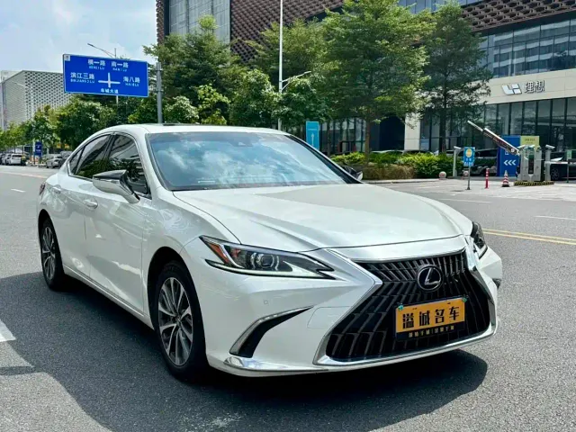 Lexus ES — Фото автомобиля 3