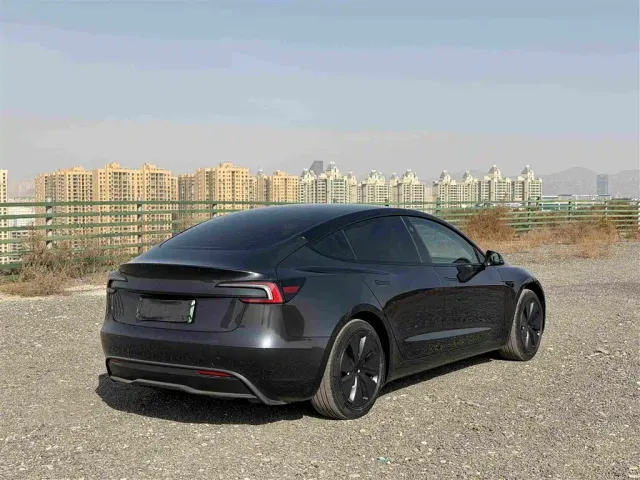 Tesla Model 3 — Фото автомобиля 4