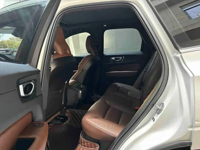 Volvo XC60 — Фото автомобиля 4