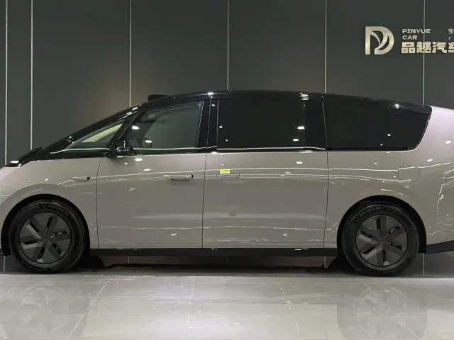 Li Auto MEGA — Фото автомобиля 3
