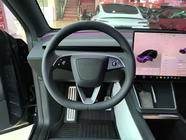 Tesla Model Y L — Фото автомобиля 10