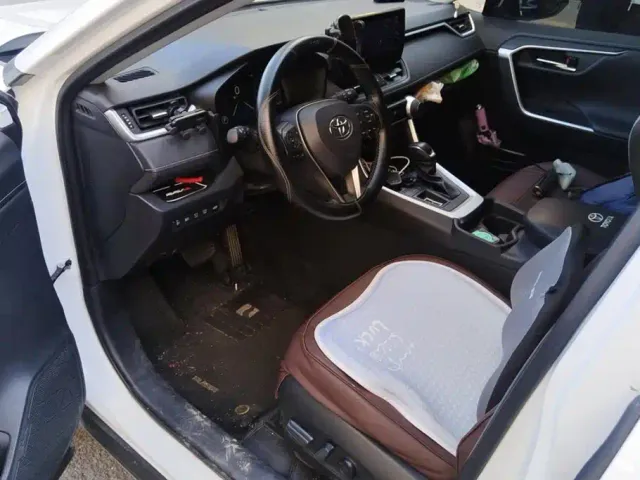 Toyota RAV4 — Фото автомобиля 9