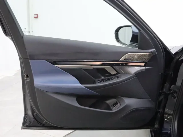 BMW 5 Series — Фото автомобиля 10