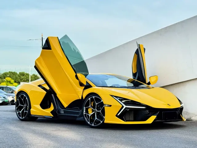Lamborghini Revuelto — Фото автомобиля 3