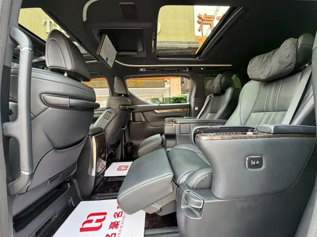Toyota Alphard — Фото автомобиля 10