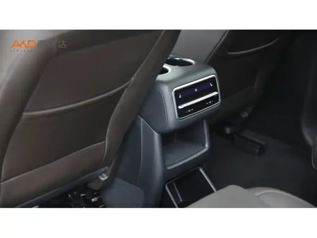 Li Auto L8 — Фото автомобиля 10