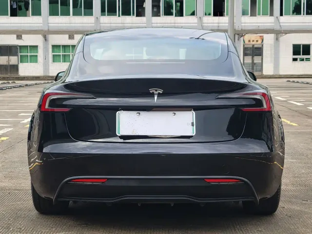 Tesla Model 3 — Фото автомобиля 15
