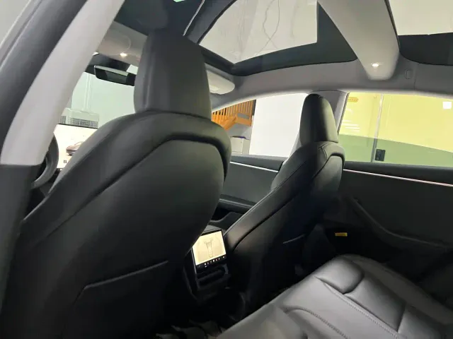 Tesla Model 3 — Фото автомобиля 15