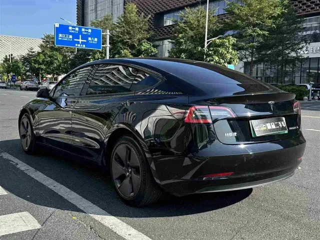 Tesla Model 3 — Фото автомобиля 9