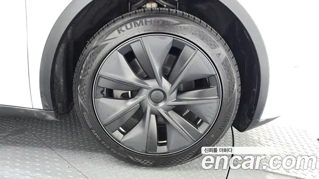 Tesla Model Y — Фото автомобиля 5