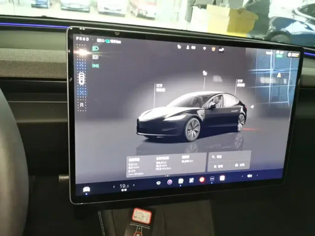 Tesla Model 3 — Фото автомобиля 12