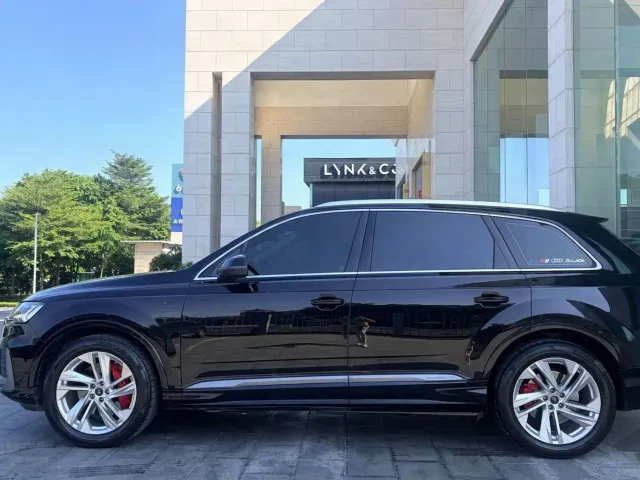 Audi Q7 — Фото автомобиля 4