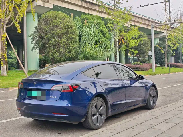 Tesla Model 3 — Фото автомобиля 7