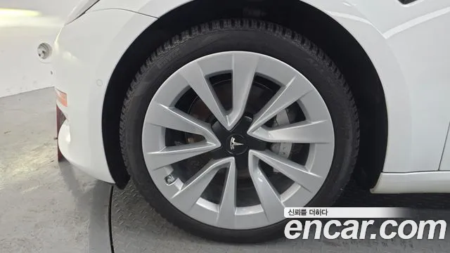 Tesla Model 3 — Фото автомобиля 5