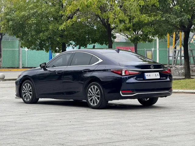 Lexus ES — Фото автомобиля 15