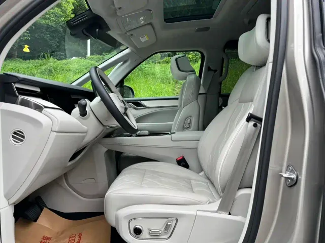 Volvo EM90 — Фото автомобиля 7